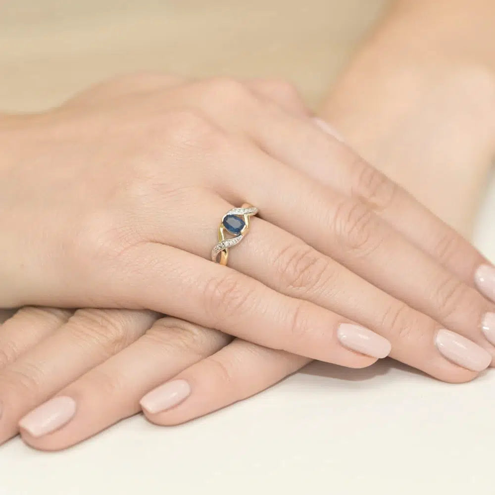 Anello Artemide in Oro con Zaffiro 0,70ct e 10 Diamanti