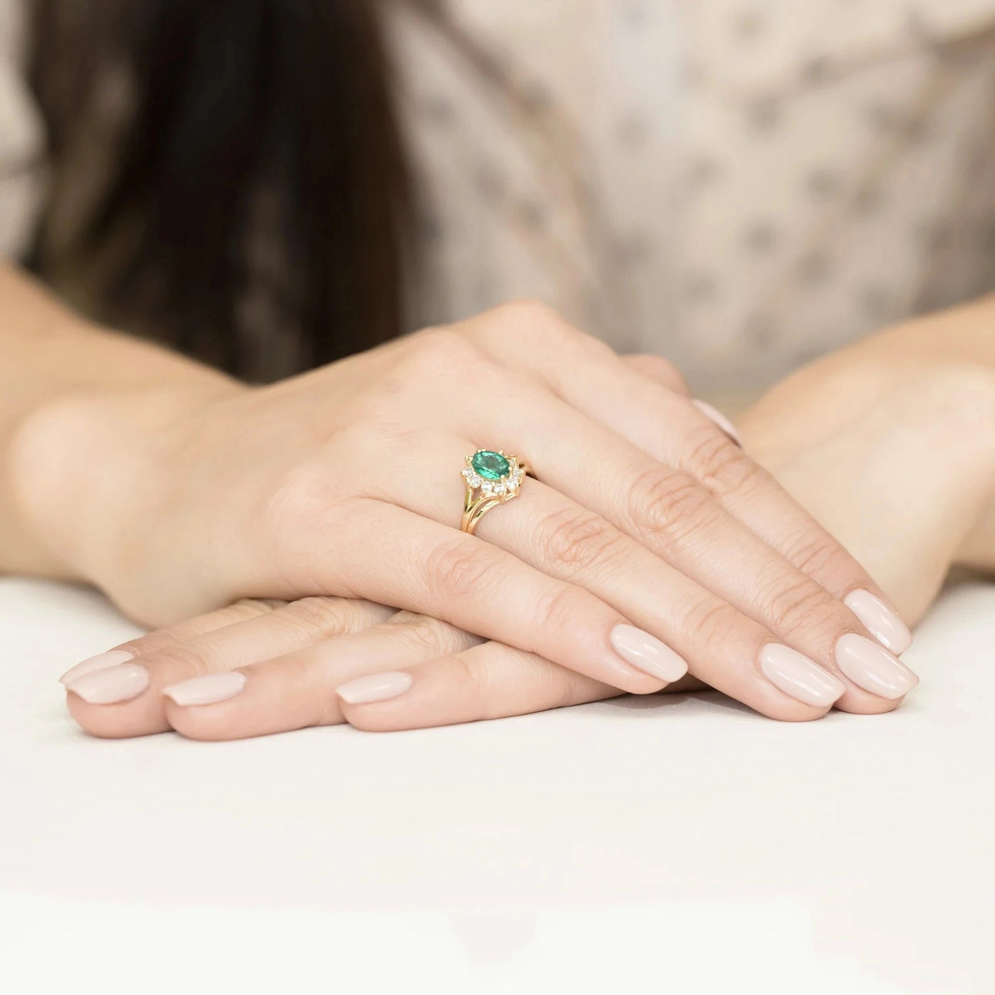 Altea Ring in Gold with Emerald and 10 Diamonds