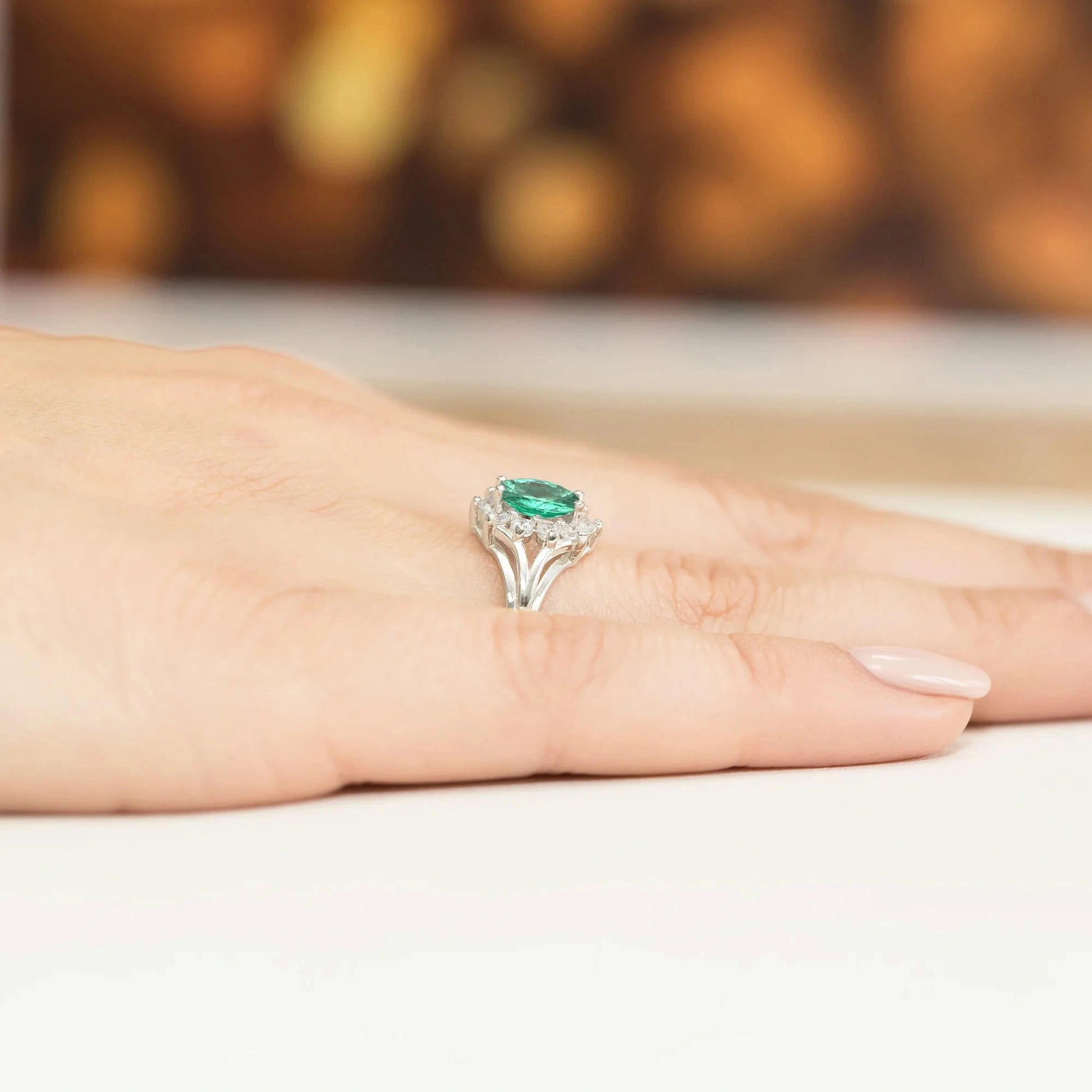 Altea Ring in Gold with Emerald and 10 Diamonds