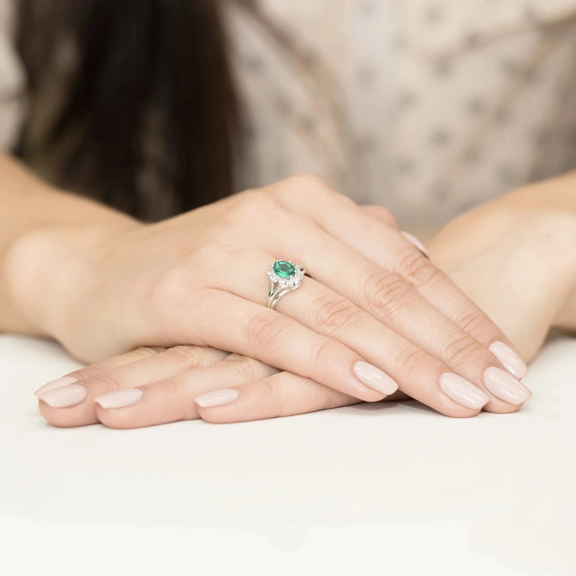 Altea Ring in Gold with Emerald and 10 Diamonds
