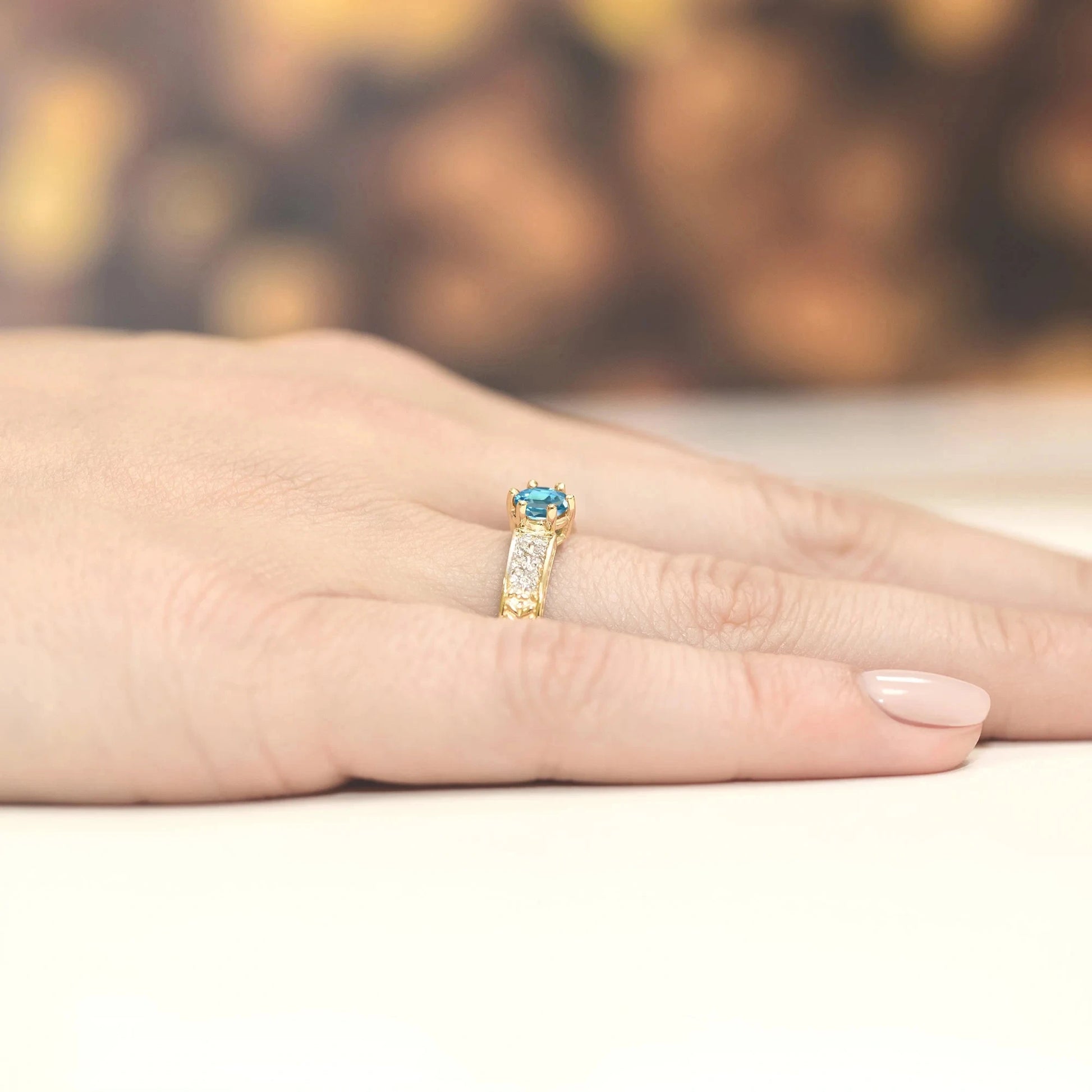 Anello In Oro con Topazio 0,50 ct e 16 Diamanti 0,08 ct