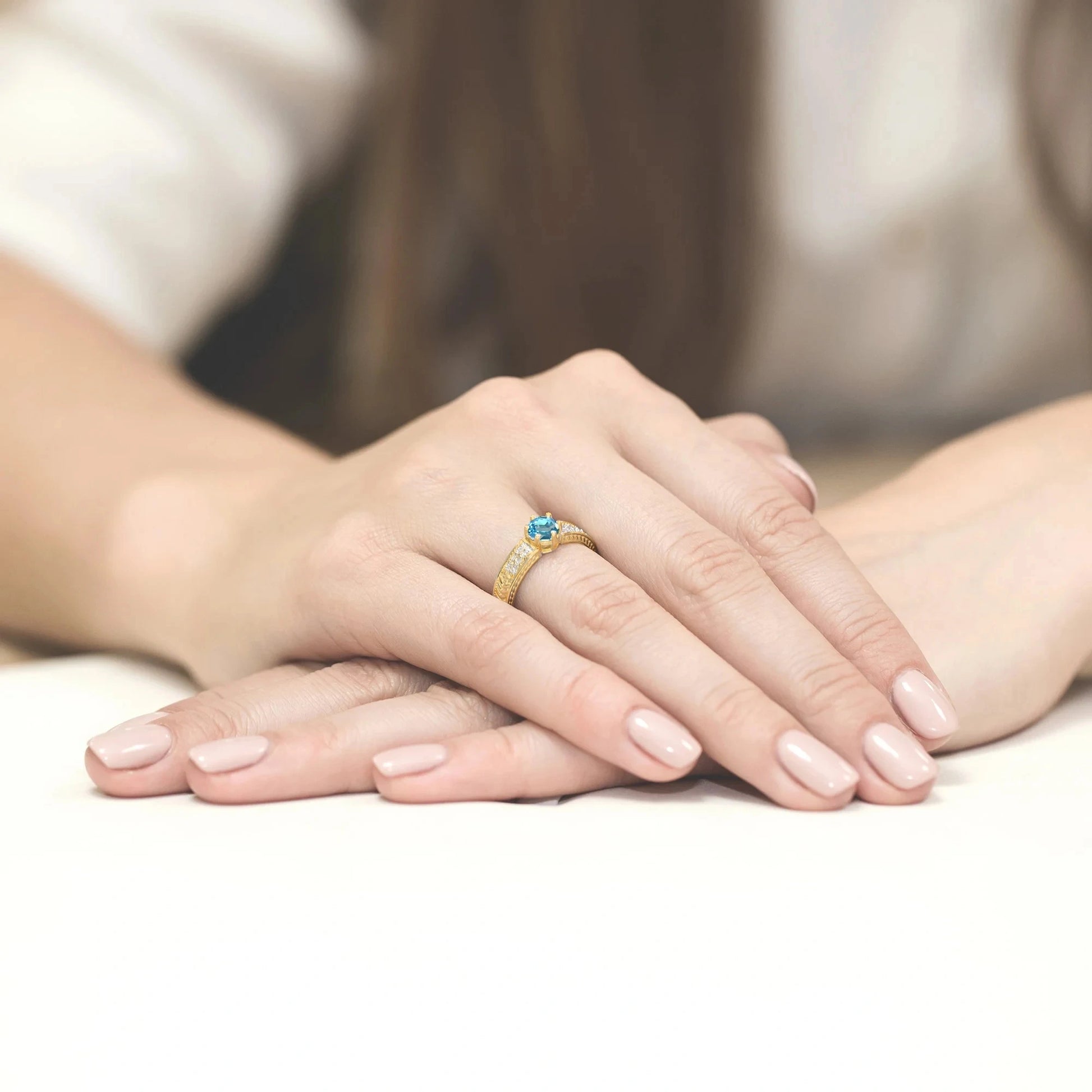 Anello In Oro con Topazio 0,50 ct e 16 Diamanti 0,08 ct