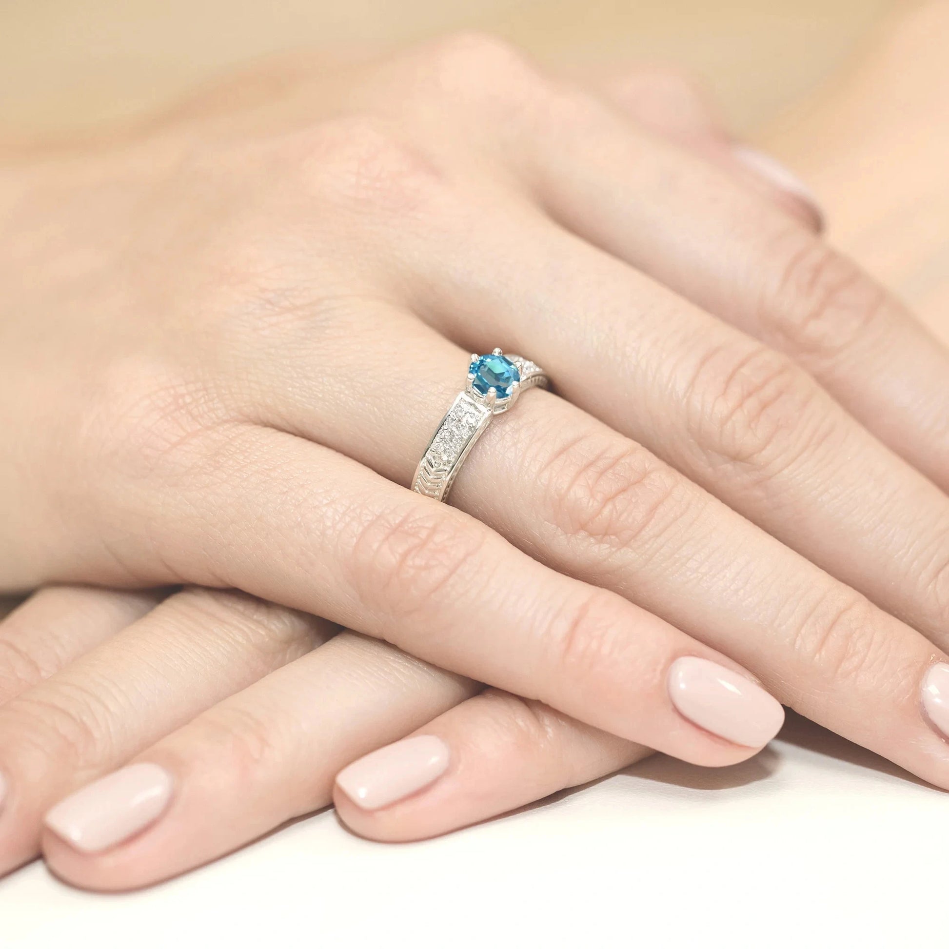 Anello In Oro con Topazio 0,50 ct e 16 Diamanti 0,08 ct