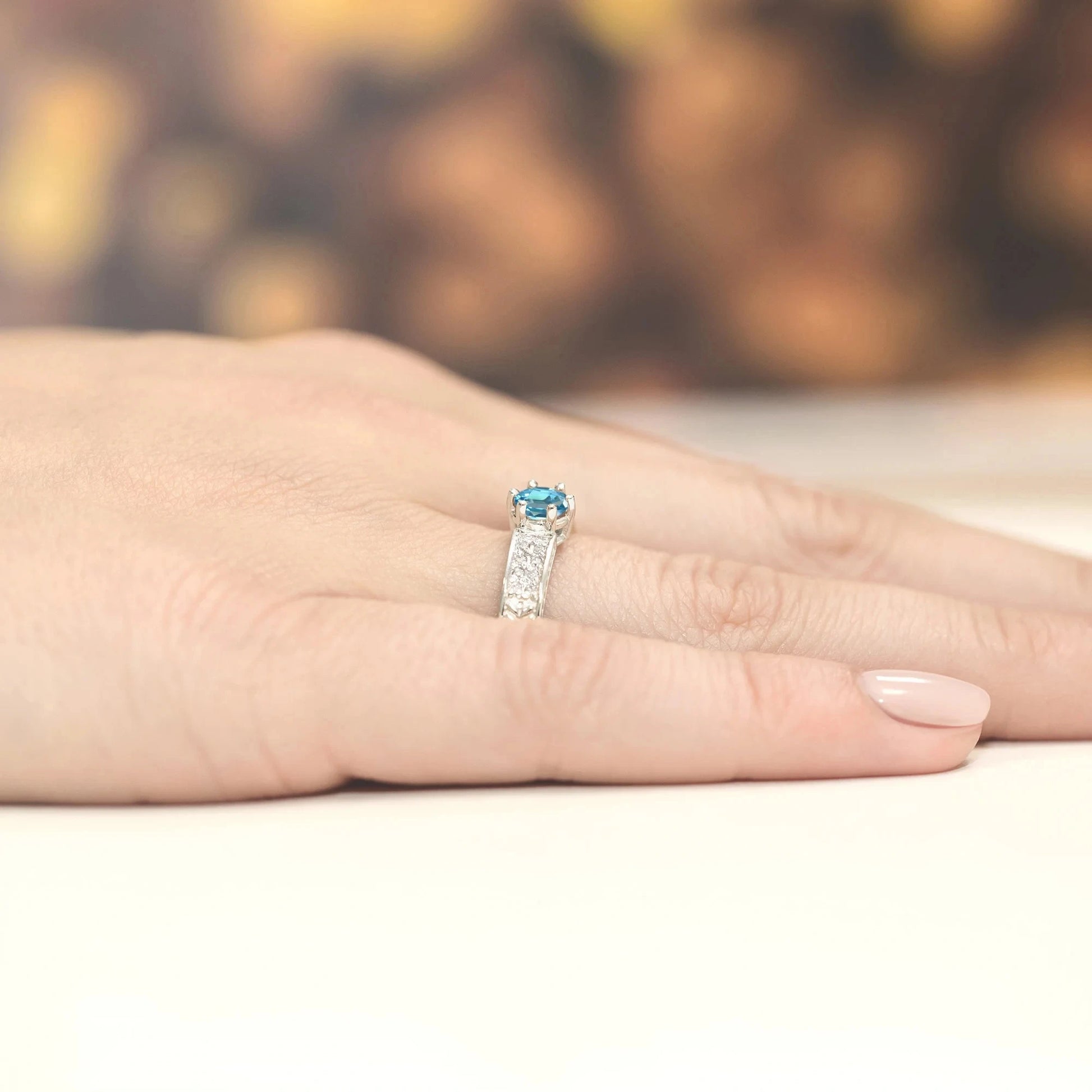 Anello In Oro con Topazio 0,50 ct e 16 Diamanti 0,08 ct