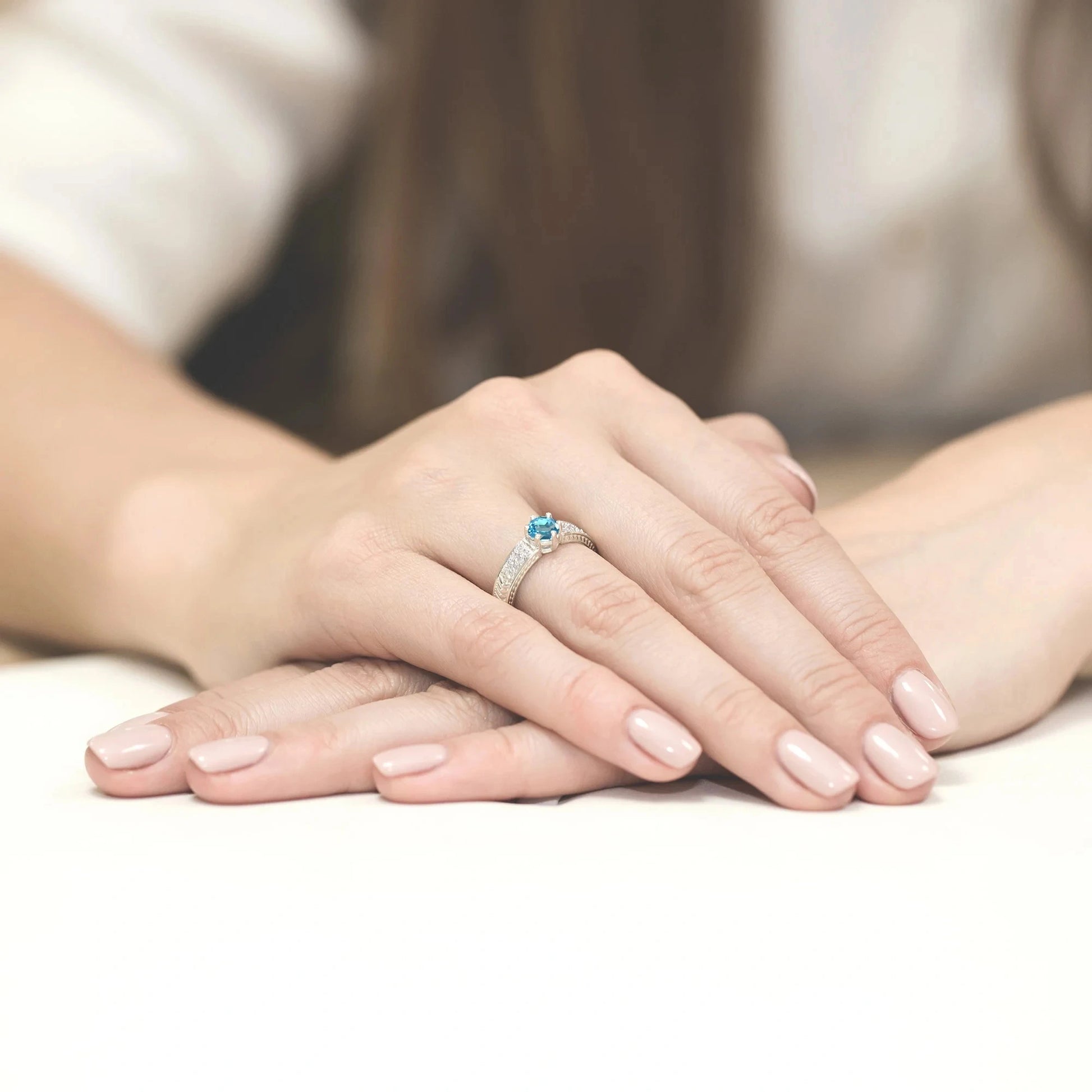 Anello In Oro con Topazio 0,50 ct e 16 Diamanti 0,08 ct