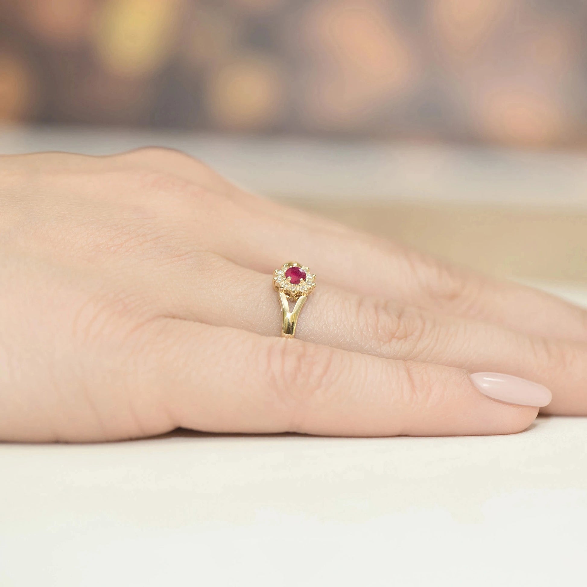 Anello Venere in Oro con Rubino 0,15ct e 10 Diamanti