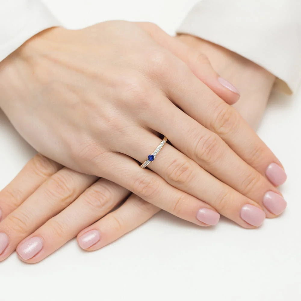 Anillo Veretta Iris de oro con zafiro
