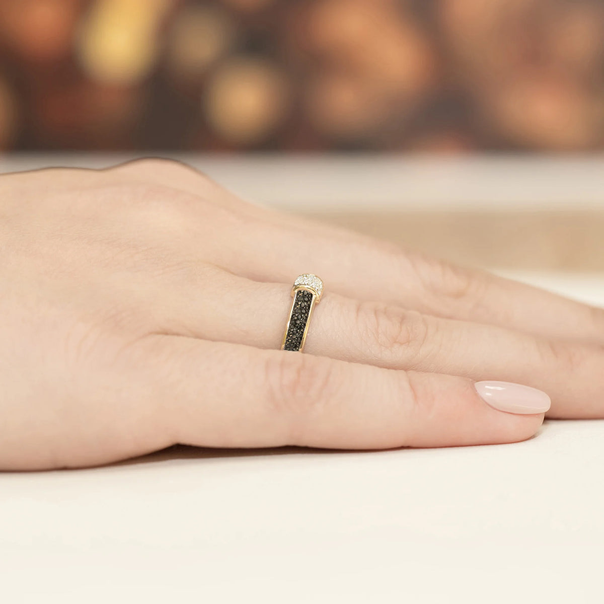 Anello Nexus in Oro con 28 Diamanti Neri e 10 Diamanti Bianchi