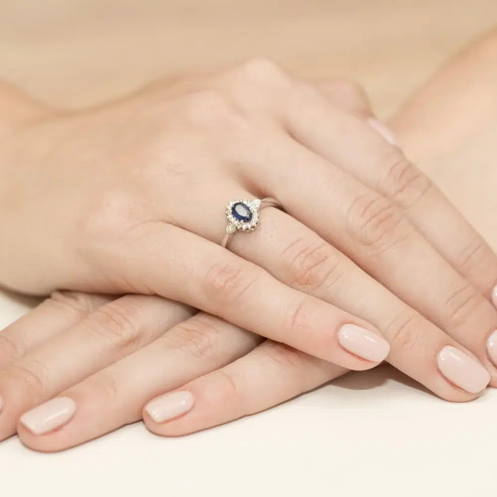 Bague Nyx en Or avec Saphir 0,70ct et 20 Diamants