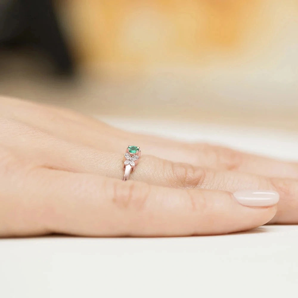 Anello Butterfly in Oro con Smeraldo e 4 Diamanti