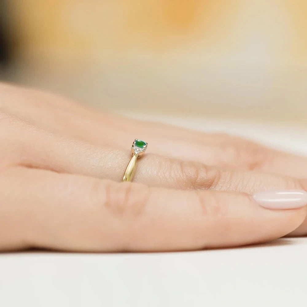 Mint Gold Ring with Emerald and 6 Diamonds