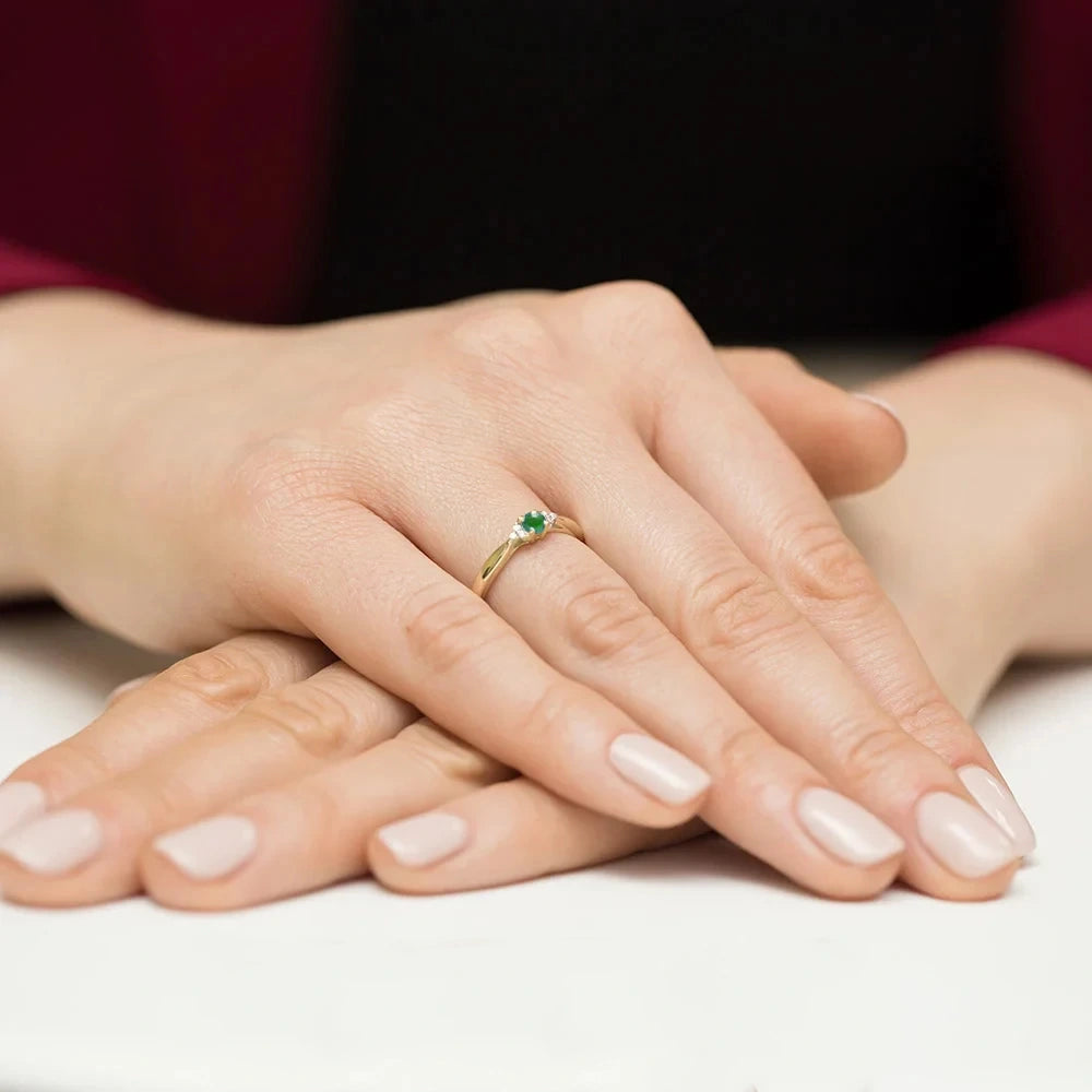 Mint Gold Ring with Emerald and 6 Diamonds