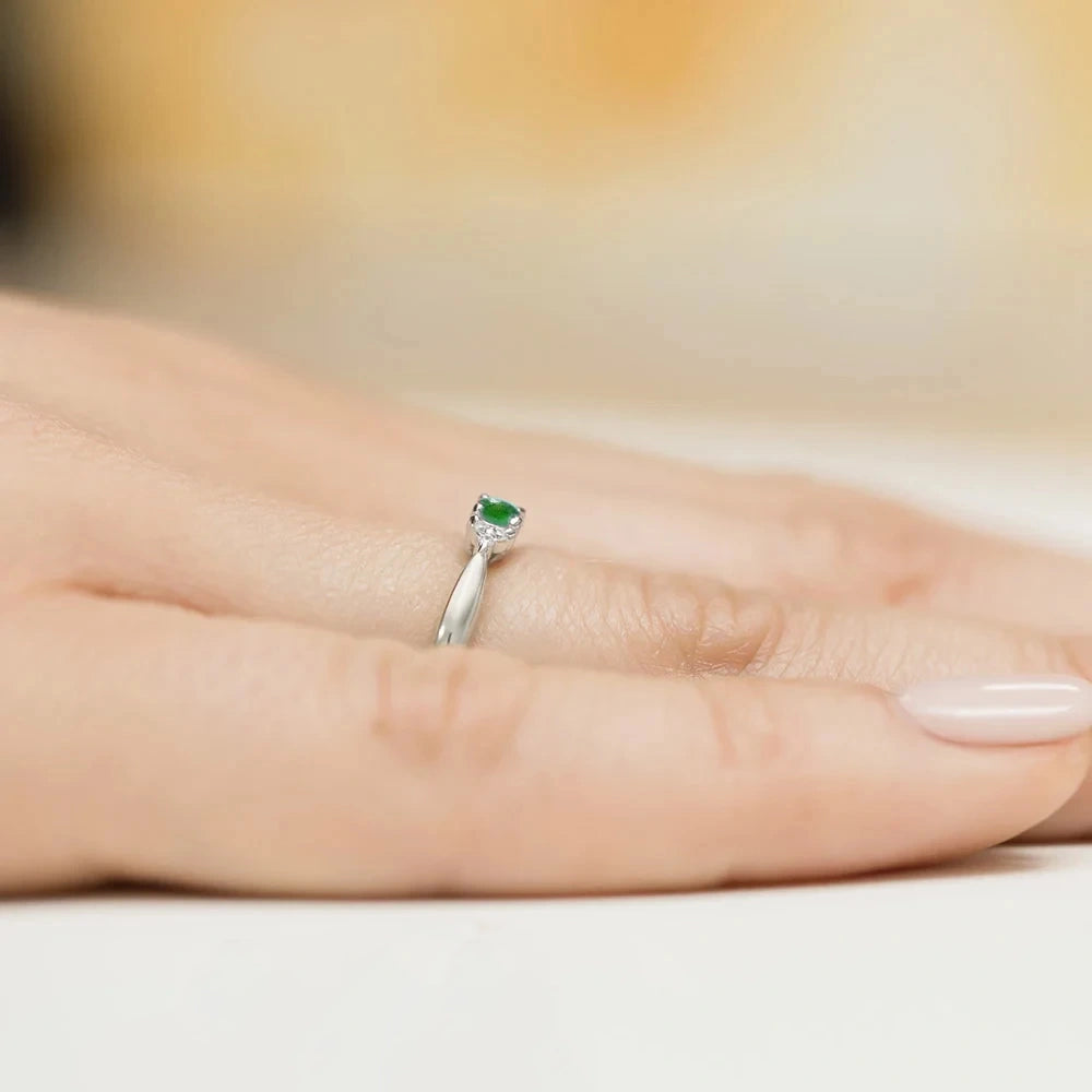Mint Gold Ring with Emerald and 6 Diamonds