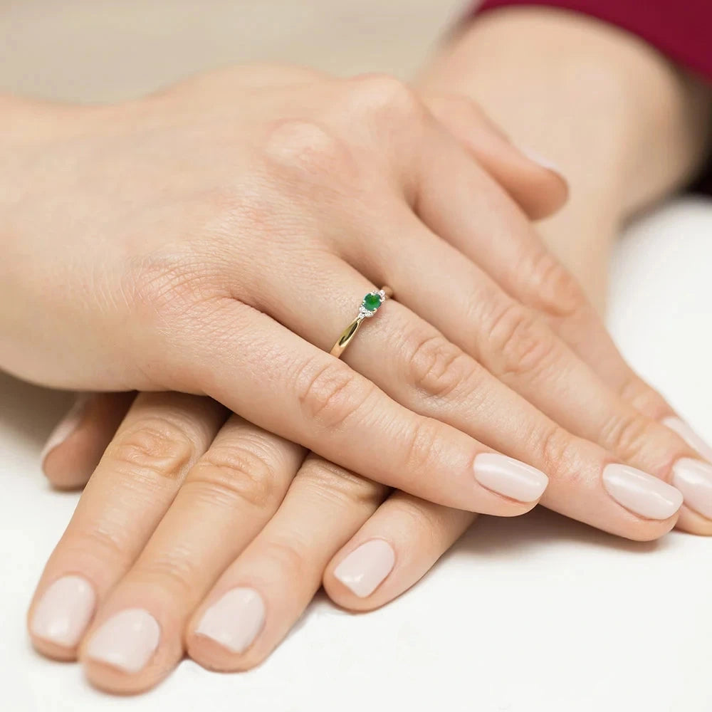 Mint Gold Ring with Emerald and 6 Diamonds