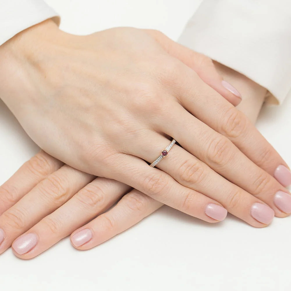 Anello Riviera in Oro con Rubino e Diamanti