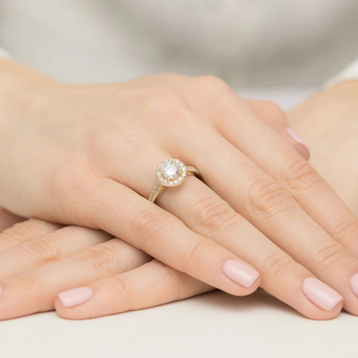 Anillo Halo en Oro con Diamantes de Laboratorio