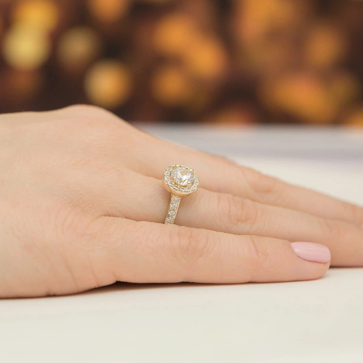 Anillo Halo en Oro con Diamantes de Laboratorio