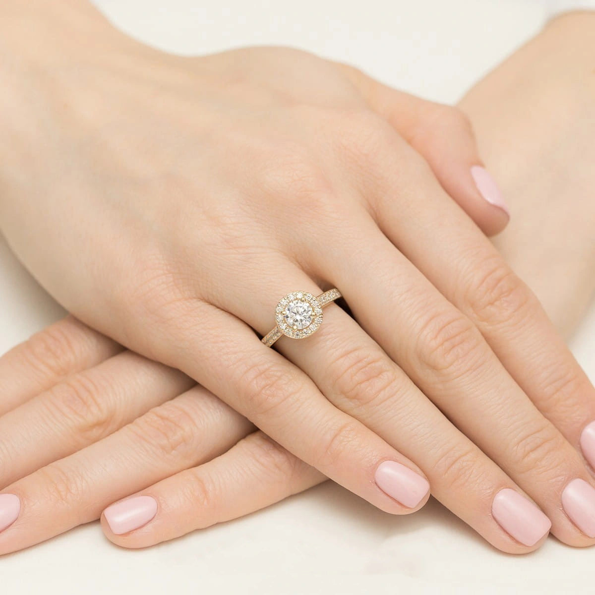 Anillo Halo en Oro con Diamantes de Laboratorio