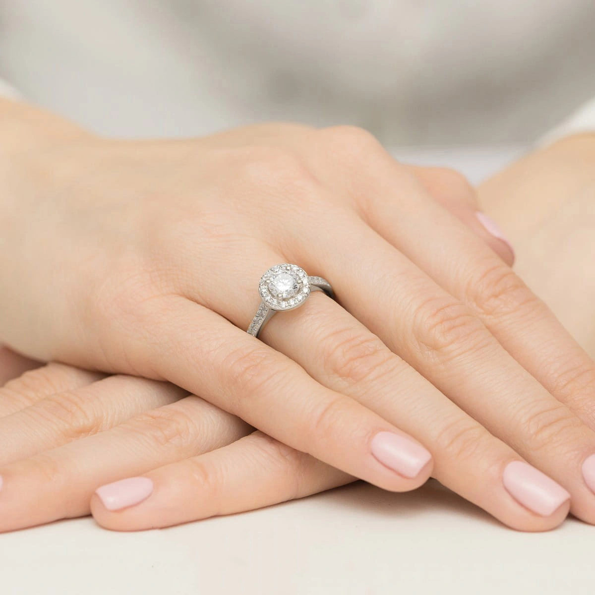 Anillo Halo en Oro con Diamantes de Laboratorio