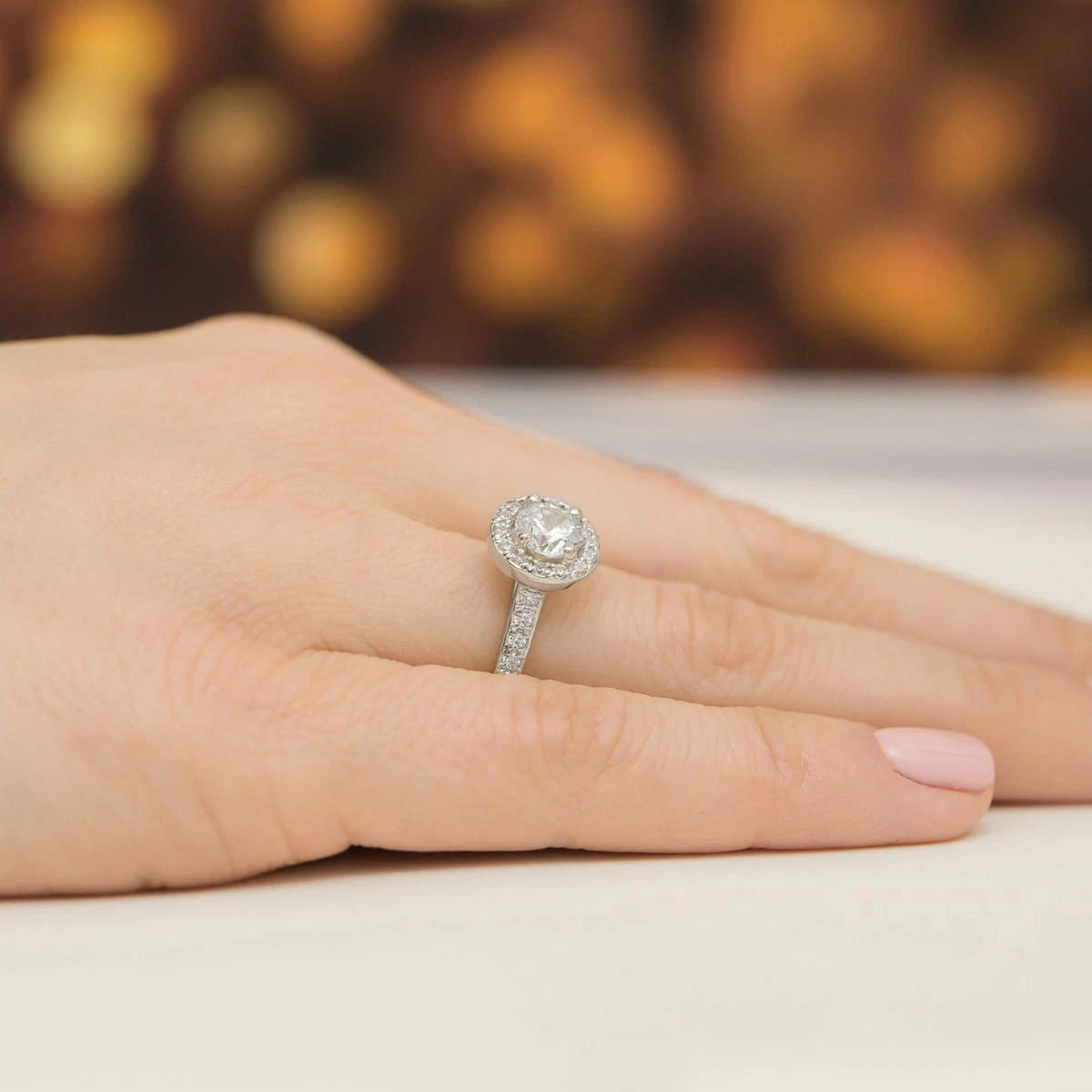 Anillo Halo en Oro con Diamantes de Laboratorio