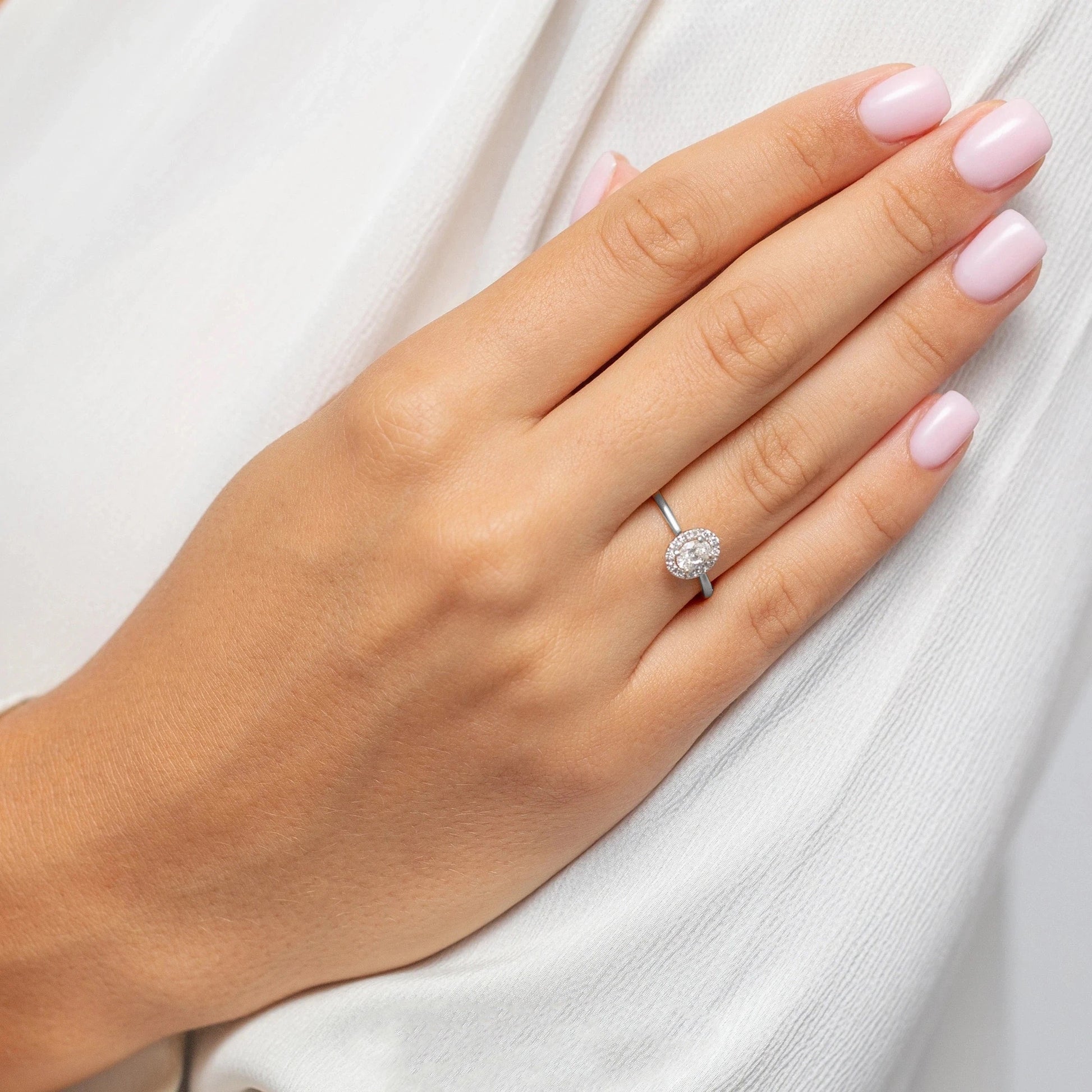 Anillo Sunflower Halo en Oro con Diamantes de Laboratorio Lab Grown