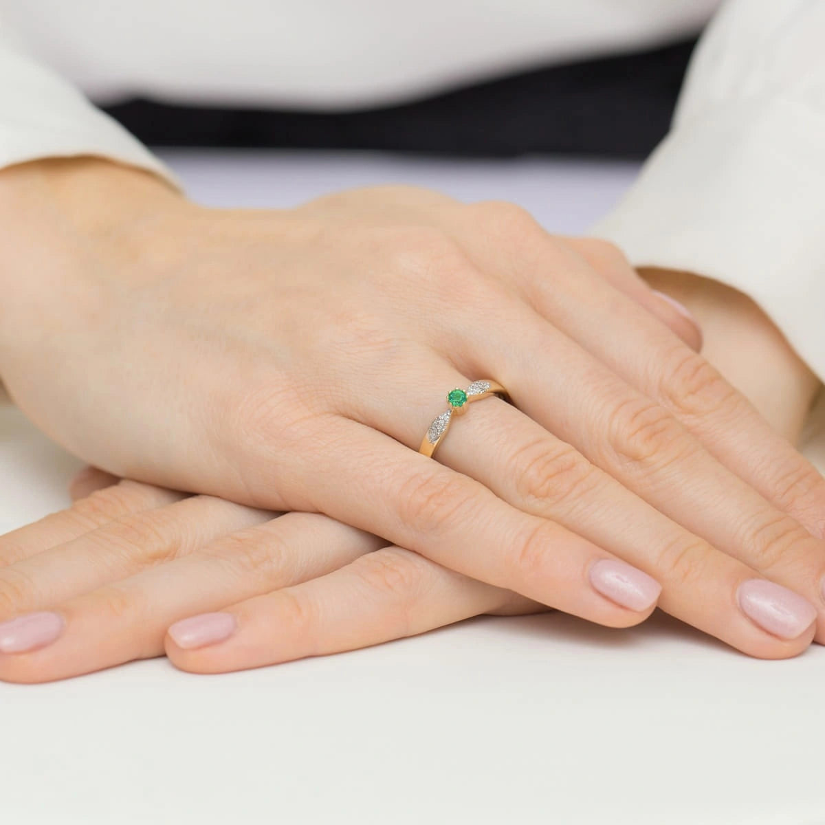 Anello Hope in Oro con Smeraldo e 12 Diamanti