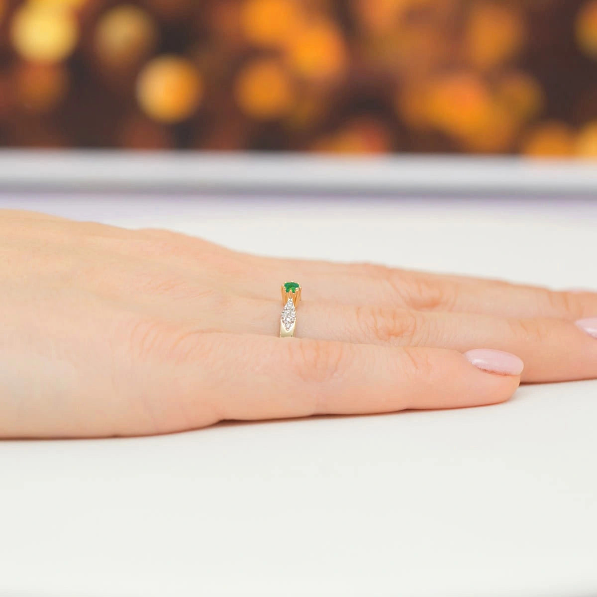 Anello Hope in Oro con Smeraldo e 12 Diamanti
