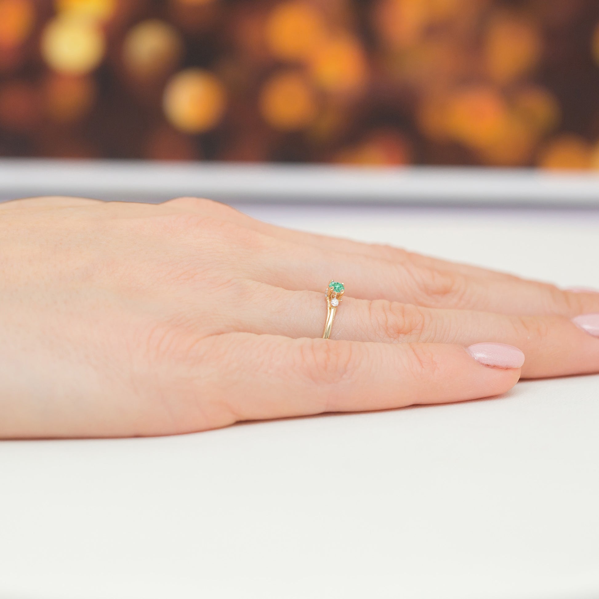 Anello Gaia in Oro con Smeraldo 0,15 ct e 4 Diamanti