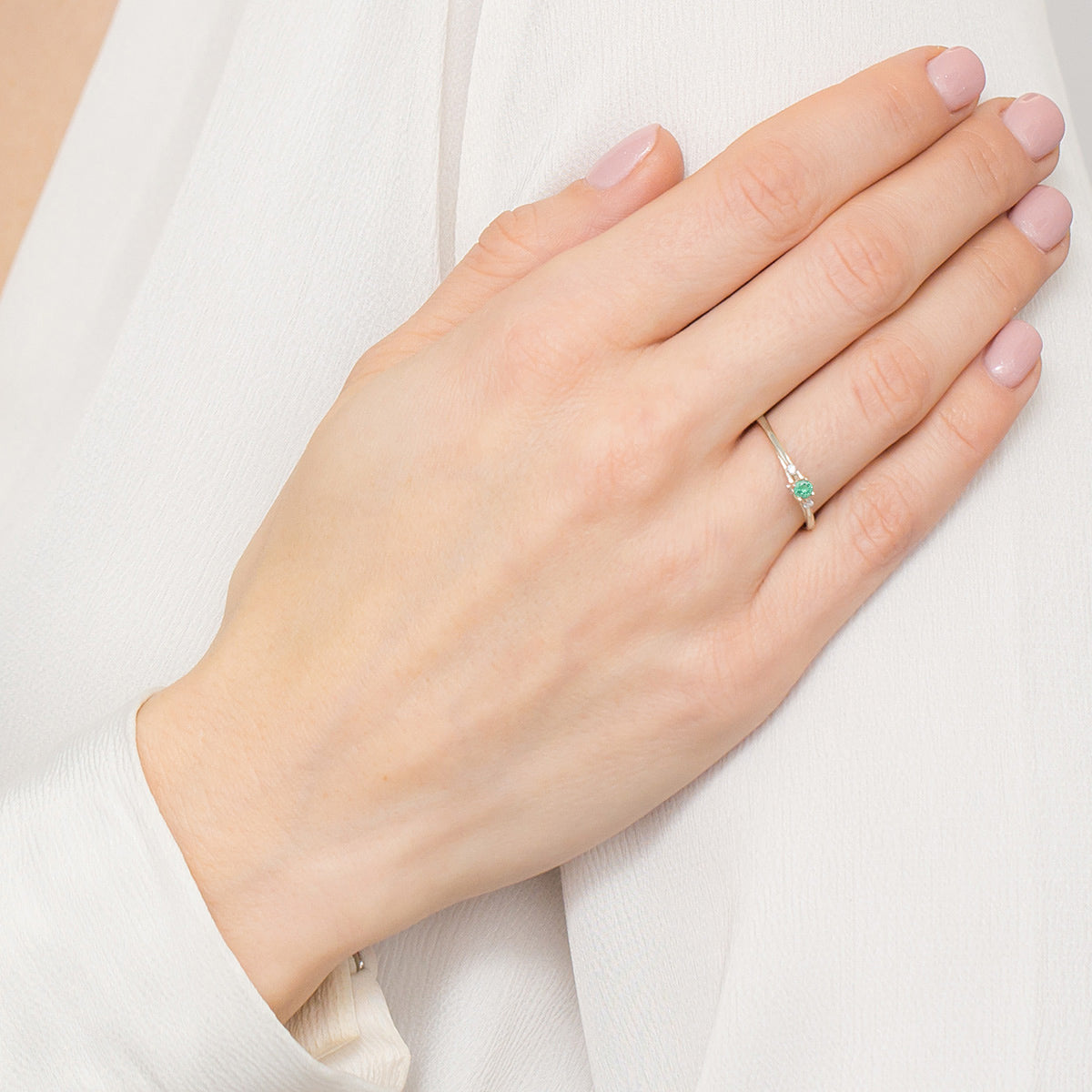 Anello Gaia in Oro con Smeraldo 0,15 ct e 4 Diamanti