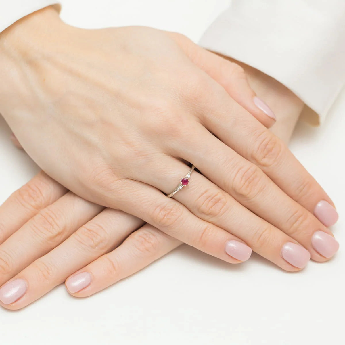 Anello Aka in Oro con Rubino e Diamanti