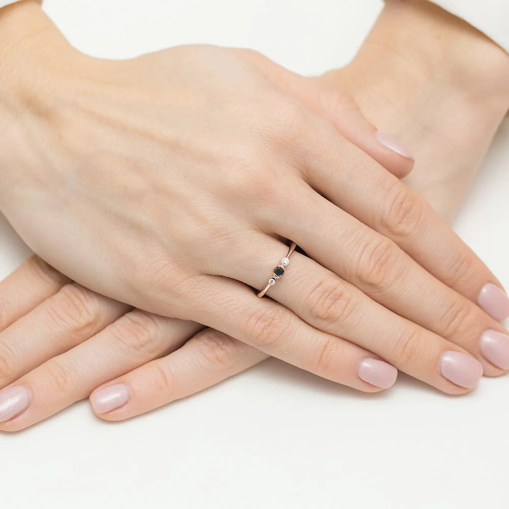 Anillo Amélie de oro con diamante negro