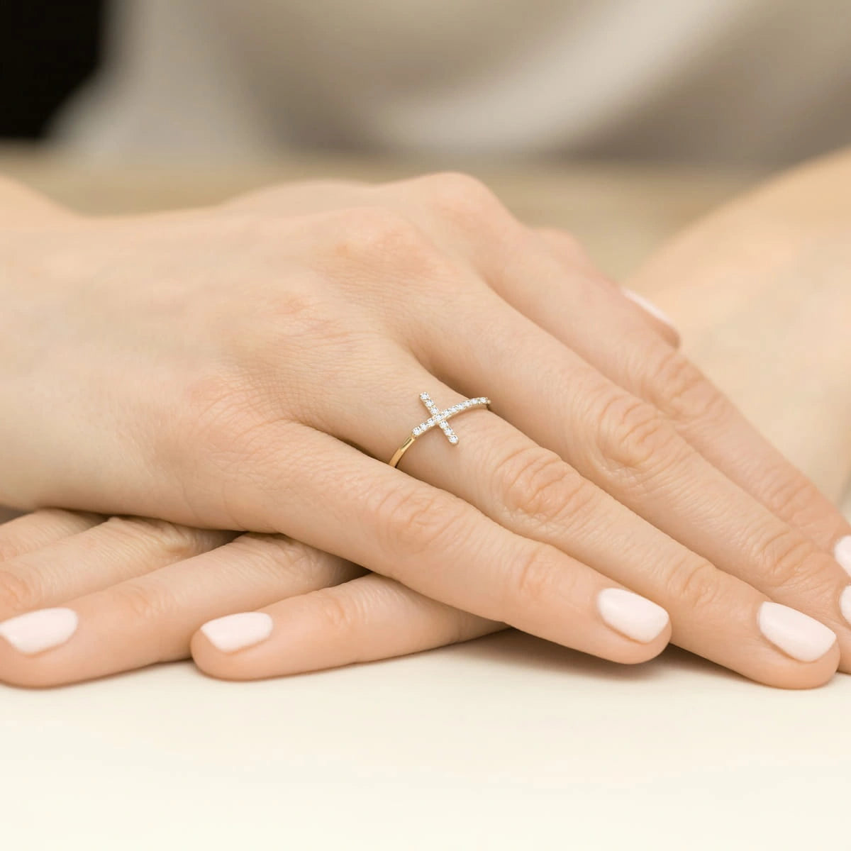 Anillo cruz en oro rosa con diamantes