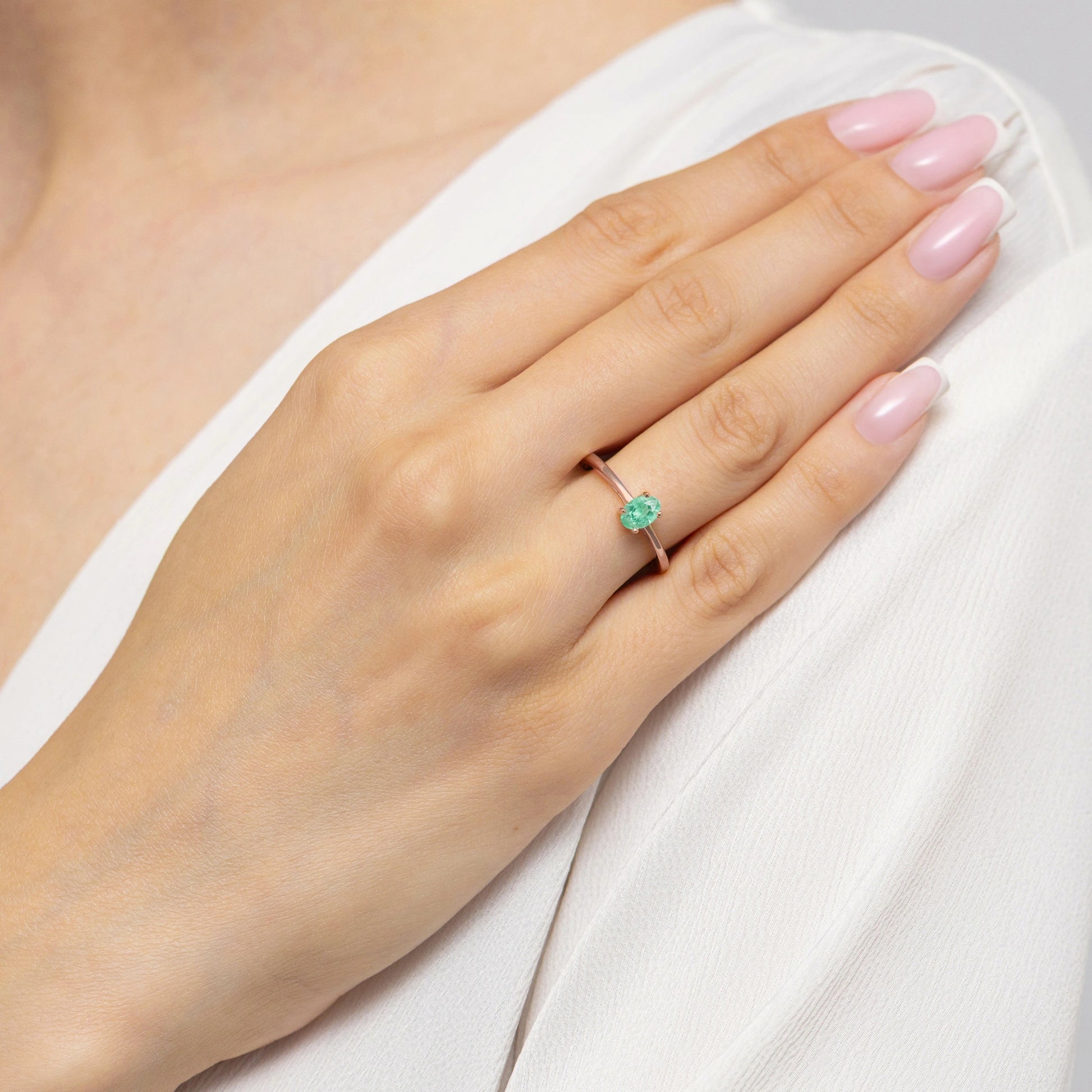 Anello Elizabeth in Oro con Smeraldo 0,40 ct Ovale