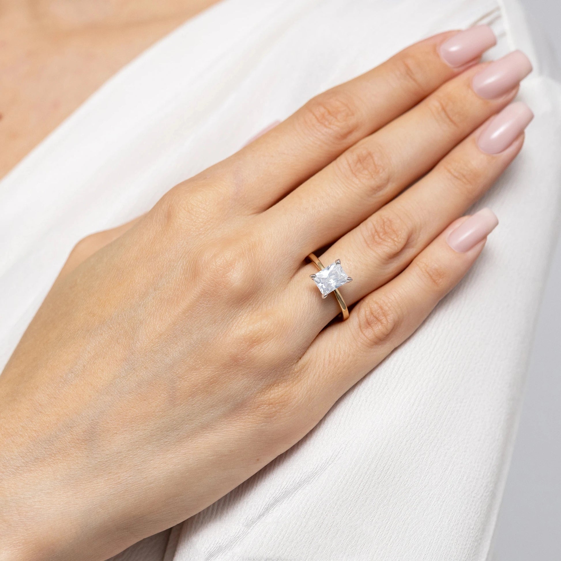 Anello Minerva in Oro con Diamante Rettangolare 2ct Lab Grown