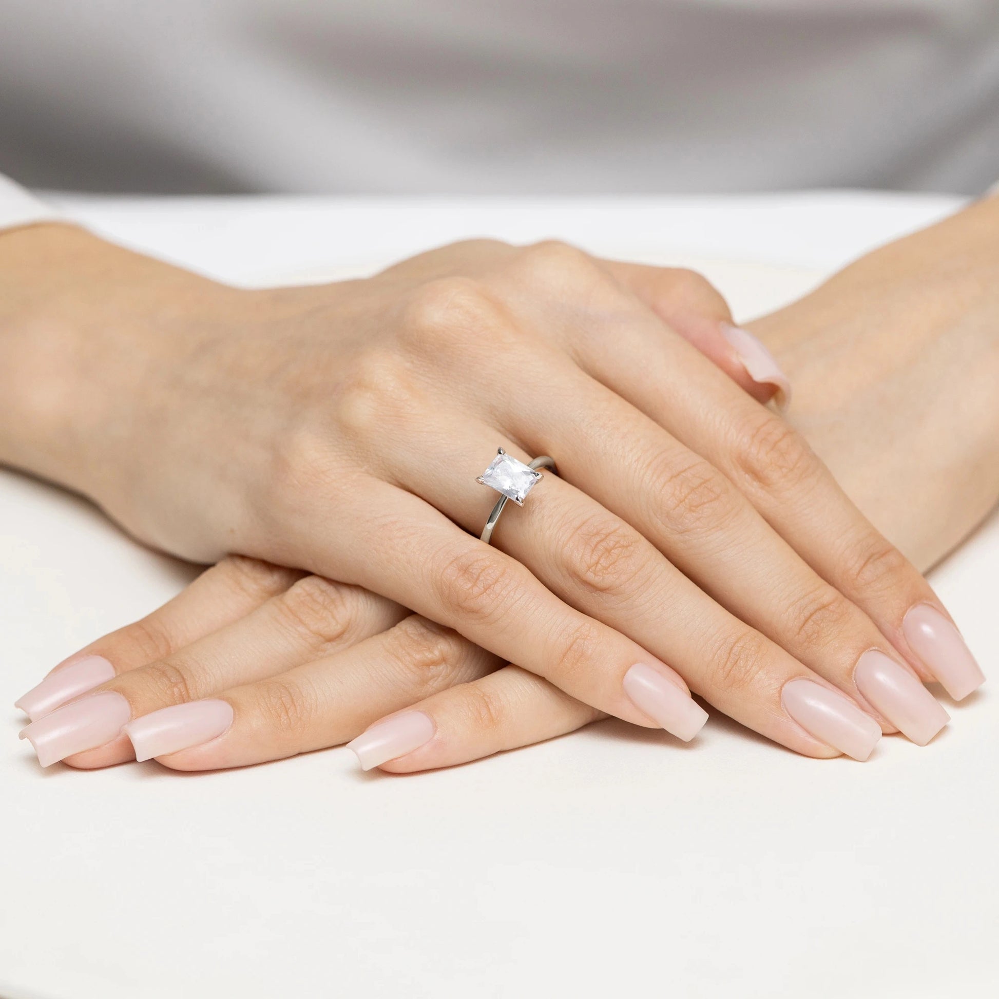 Anello Minerva in Oro con Diamante Rettangolare 2ct Lab Grown