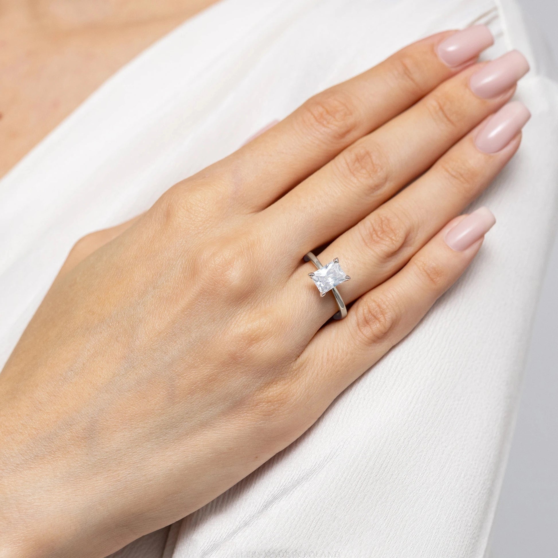 Anello Minerva in Oro con Diamante Rettangolare 2ct Lab Grown