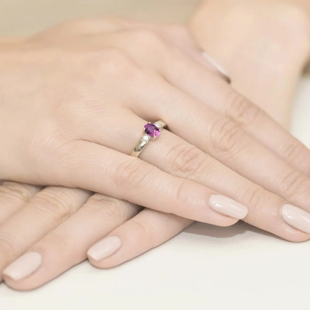 Anello In Oro con Centrale in Zaffiro Rosa oval cut e Diamanti laterali