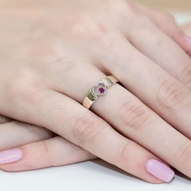Anello In Oro Fascia e Cuore con Zaffiro Rosa
