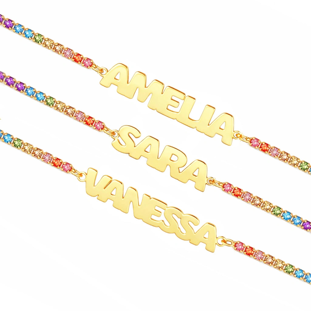 Pulsera tenis con nombre dorado en mayúsculas