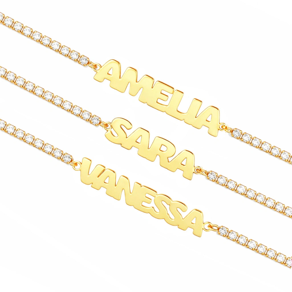Pulsera tenis con nombre dorado en mayúsculas