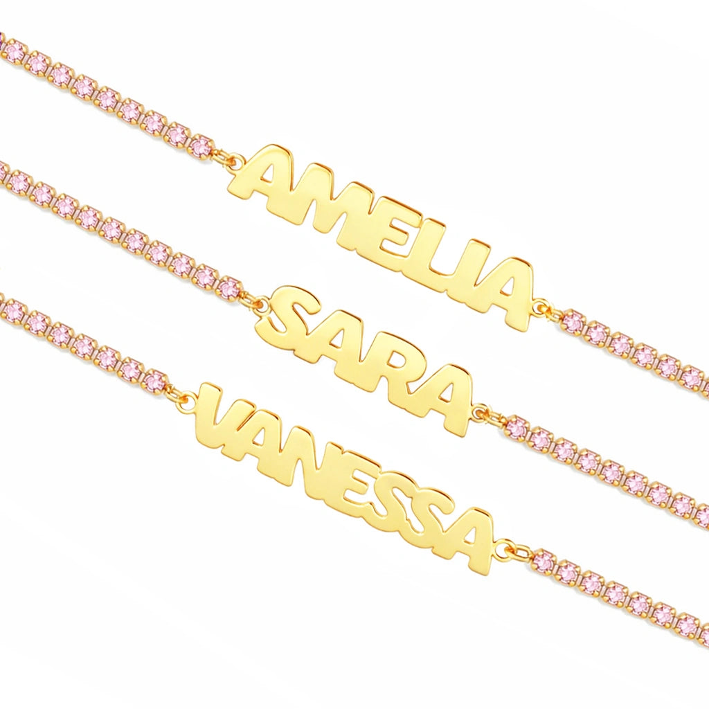 Pulsera tenis con nombre dorado en mayúsculas