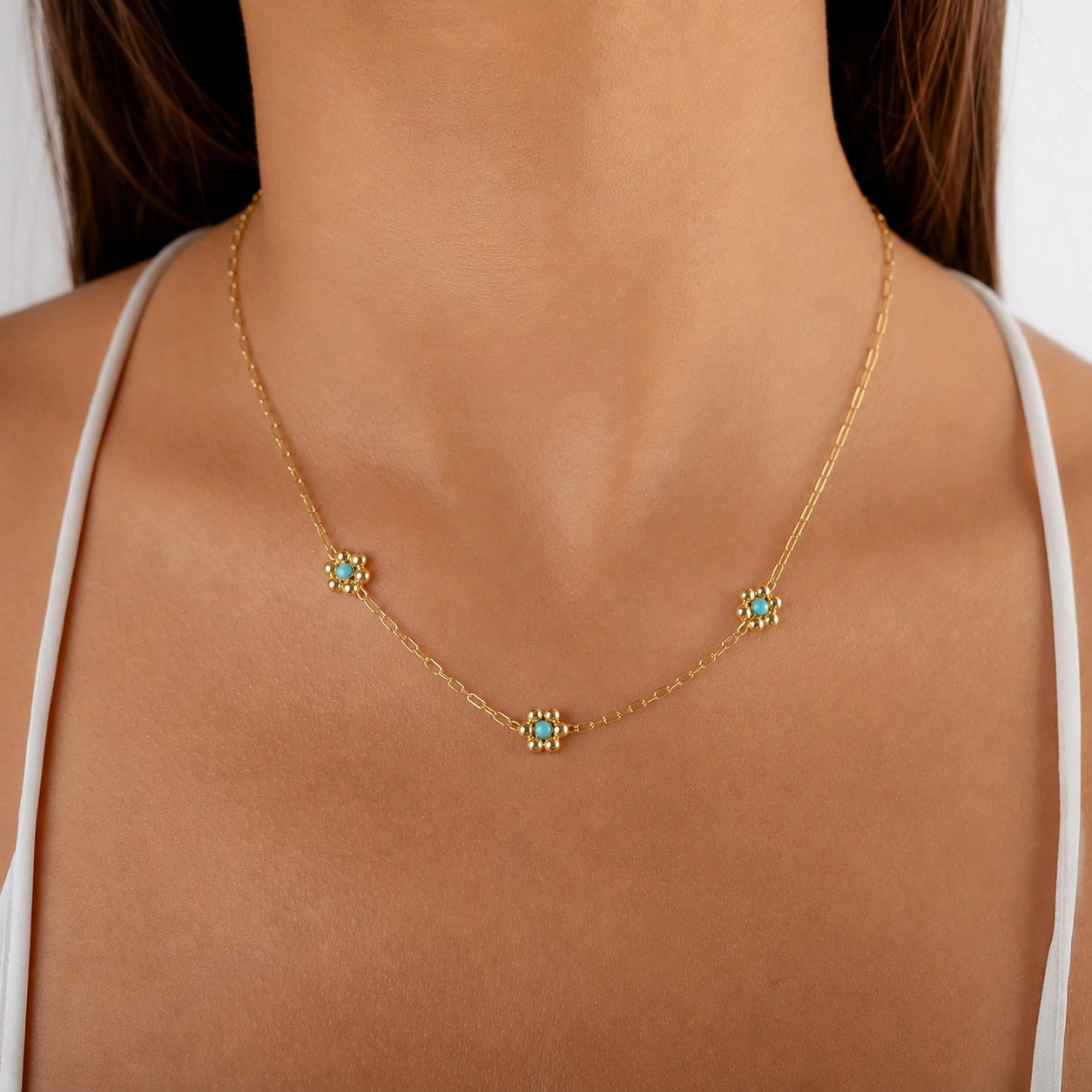 Collier rectangulaire rhodié avec trois fleurs roses
