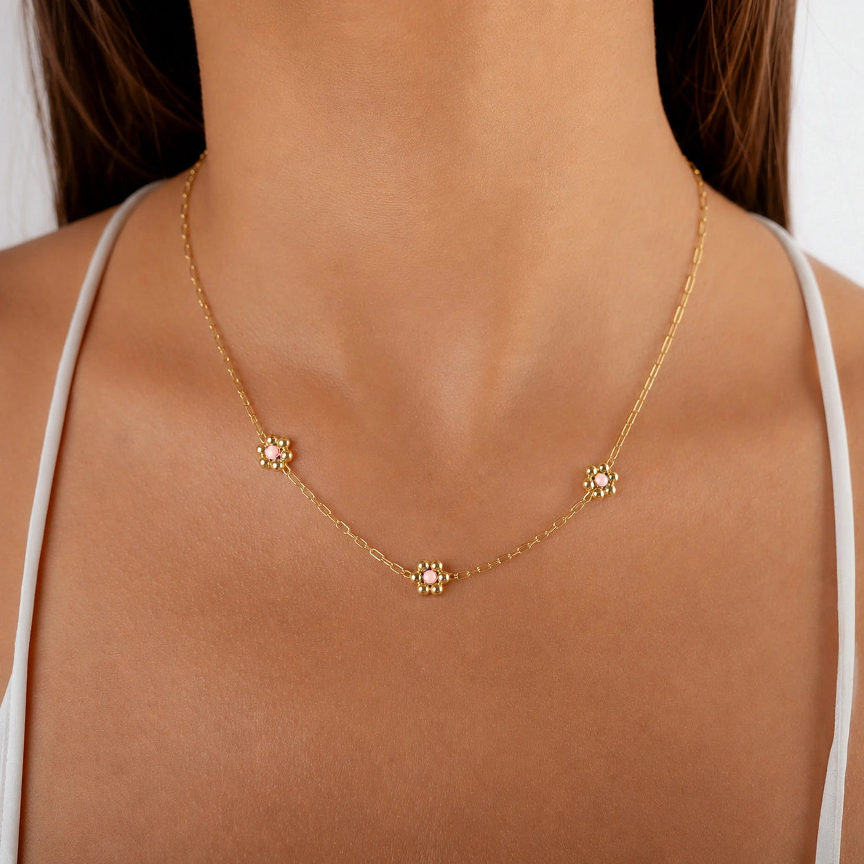 Collier rectangulaire rhodié avec trois fleurs roses