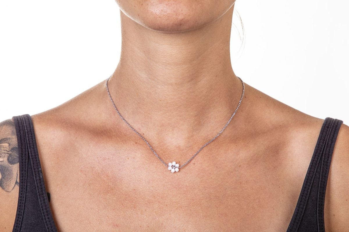 Collana Rodiata con Fiore Bianco